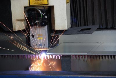 laser schneidet metall unter funkenflug