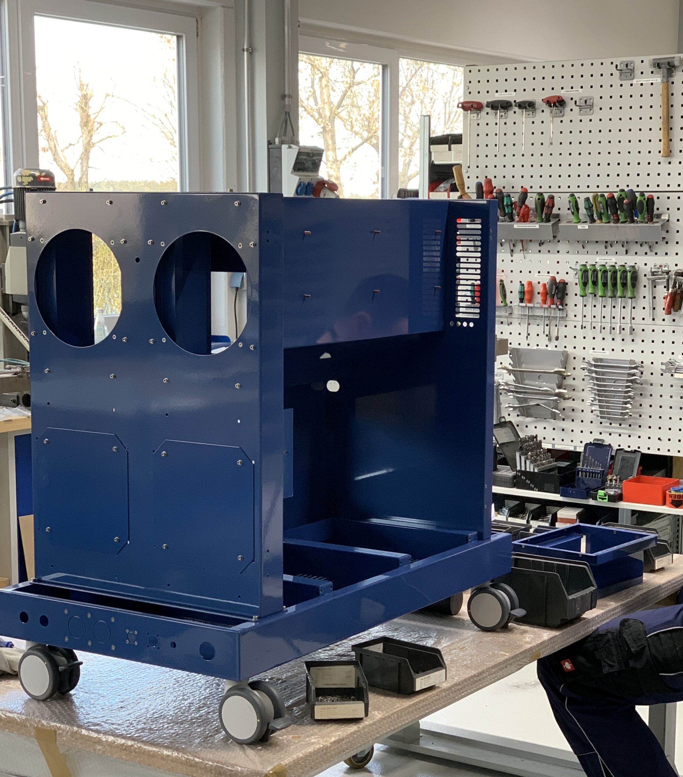 Montage einer Sondermaschine bei der FUTRONIKA AG