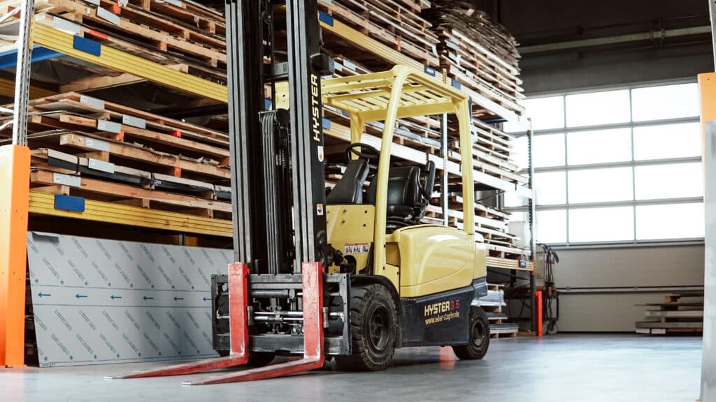 Fertigungsteile und Materiallager bei der FUTRONIKA AG