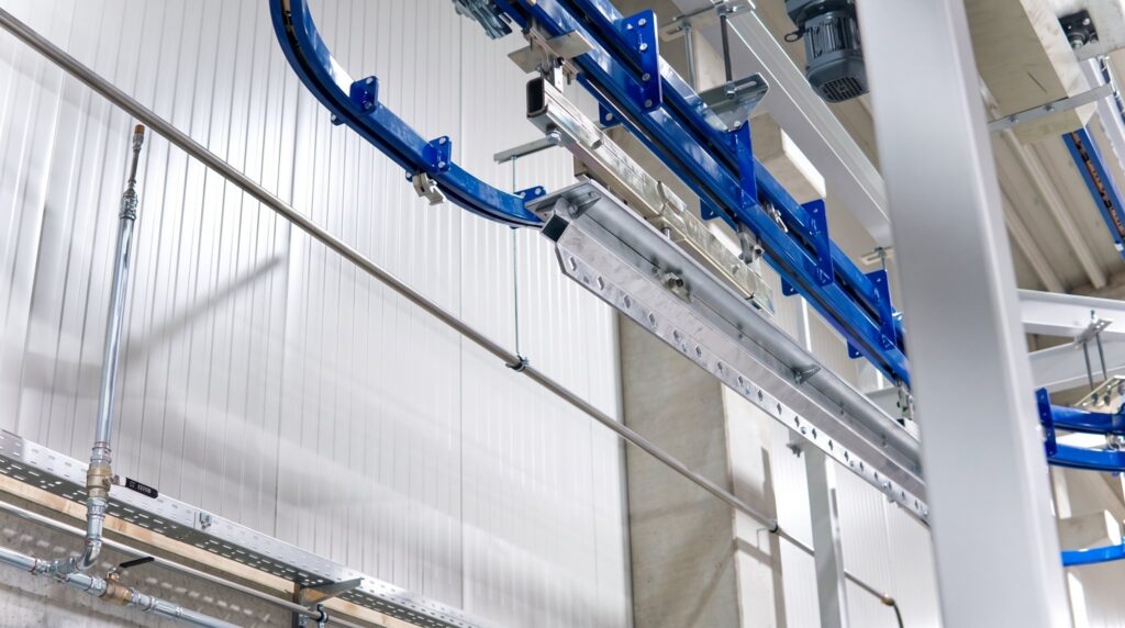 Bauteil auf der Förderanlage der Pulverbeschichtung bei FUTRONIKA