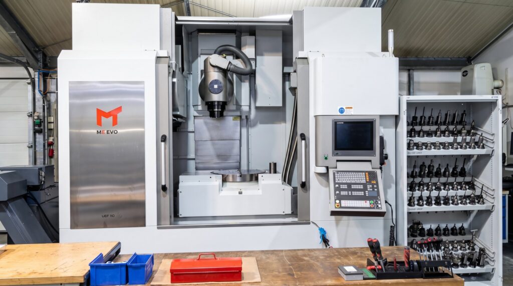 CNC-Bearbeitungszentrum mit Werkzeugmagazin bei FUTRONIKA in Brunnthal