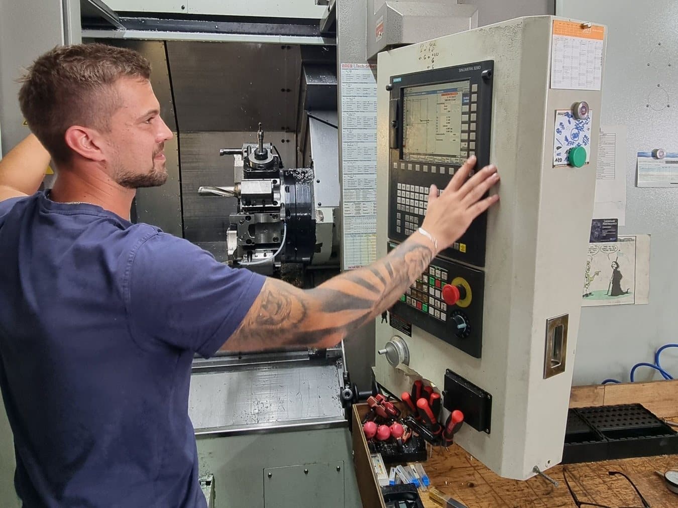 CNC-Drehen: Mitarbeiter an der CNC-Drehmaschine der FUTRONIKA AG