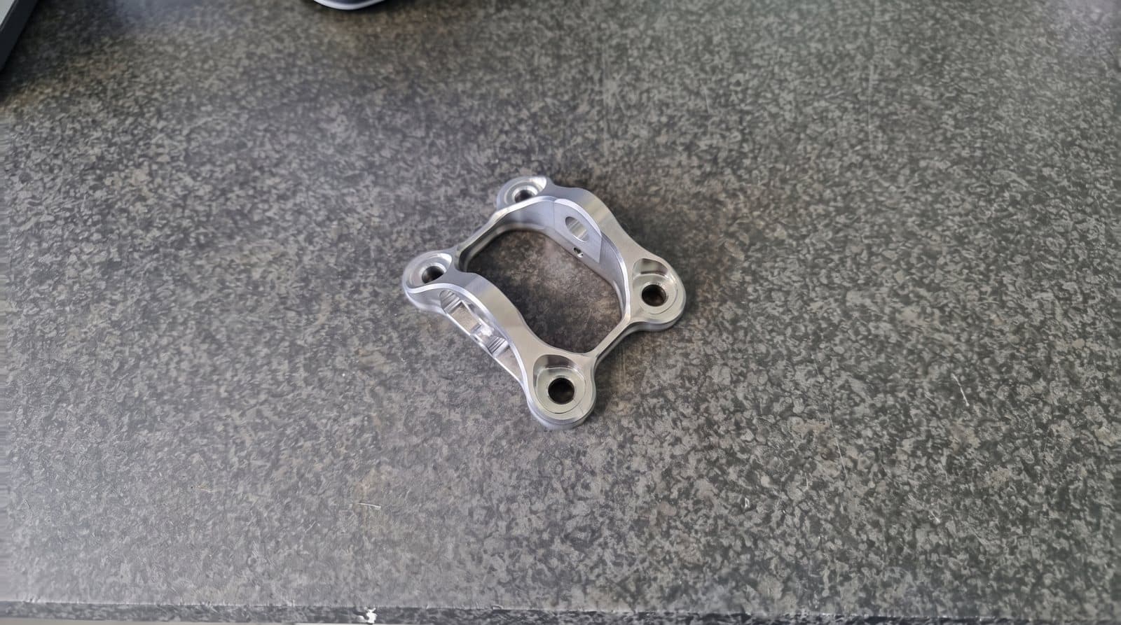 CNC-Fräsen in der Zerspanung der FUTRONIKA AG in Brunnthal