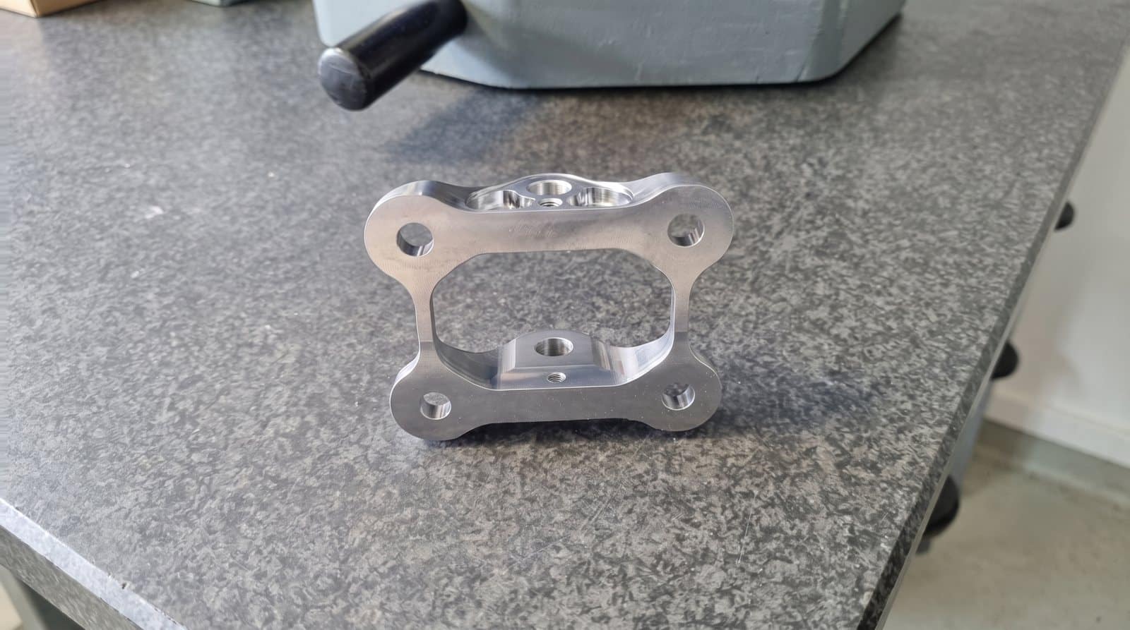 CNC-Fräsen in der Zerspanung der FUTRONIKA AG in Brunnthal