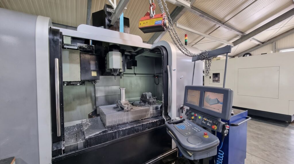 Arbeitsraum einer CNC-Fräsmaschine in der Zerspanung der FUTRONIKA AG