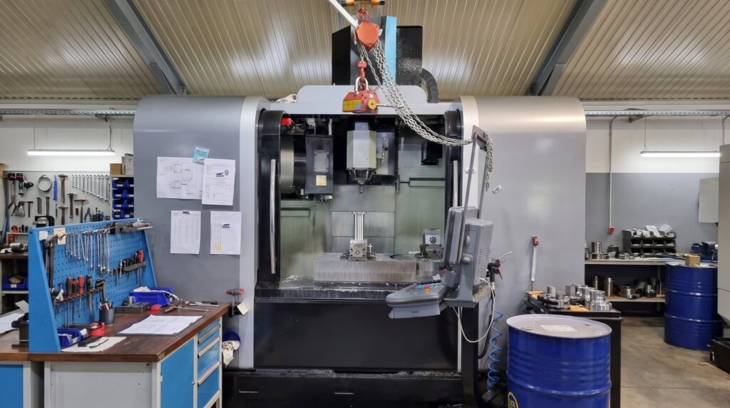 CNC-Fräsmaschine in der Zerspanung der FUTRONIKA AG in Brunnthal