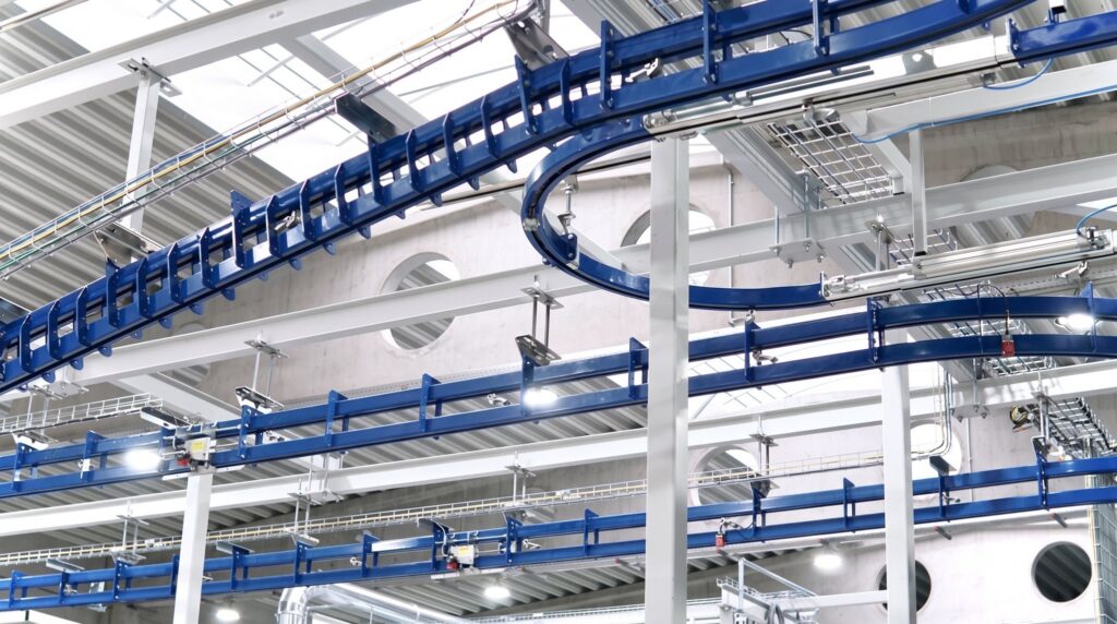 Fördersystem der Pulverbeschichtung in der Halle der FUTRONIKA AG