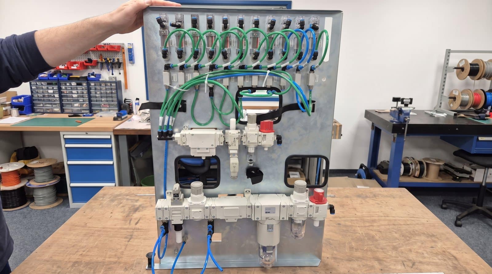Elektrische und pneumatische Inbetriebnahme einer Sondermaschine bei FUTRONIKA