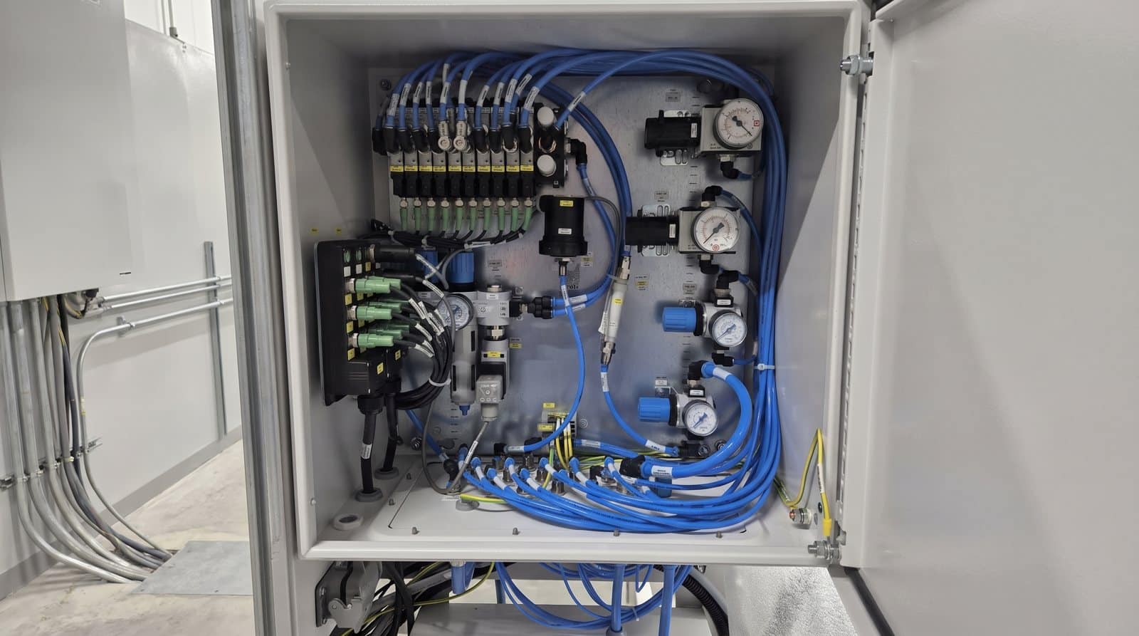 Elektrische und pneumatische Inbetriebnahme einer Sondermaschine bei FUTRONIKA