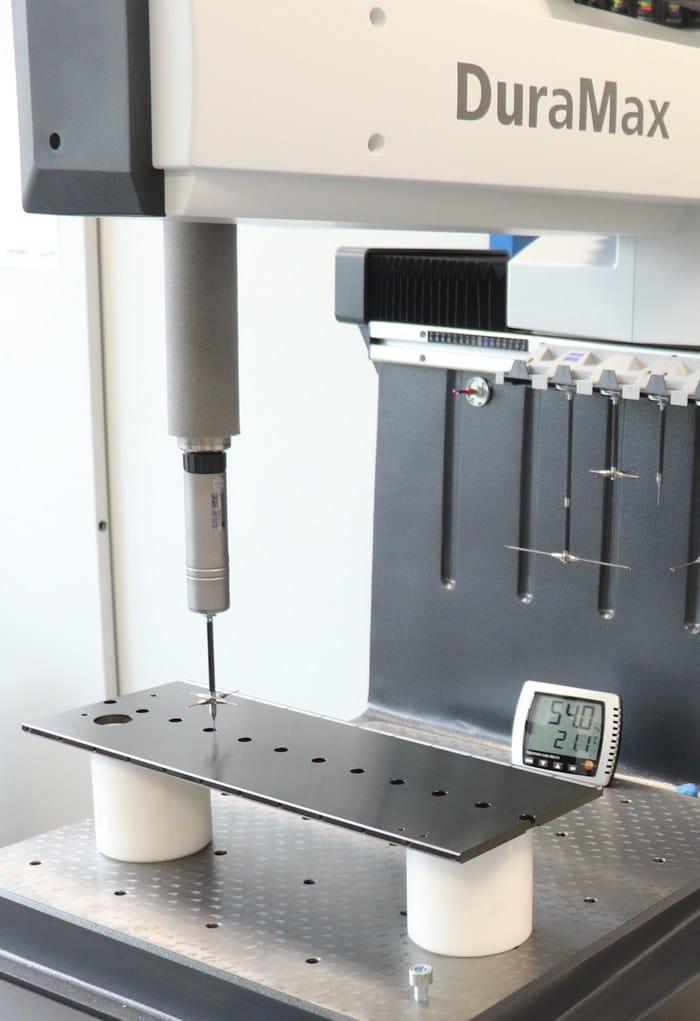 Koordinatenmessmaschine Zeiss DuraMax mit Blechteil in der Qualitätssicherung der FUTRONIKA AG