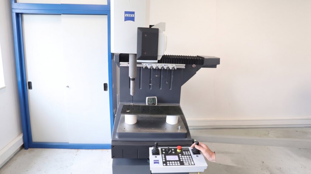 Messung eines Bauteils auf der Koordinatenmessmaschine bei FUTRONIKA