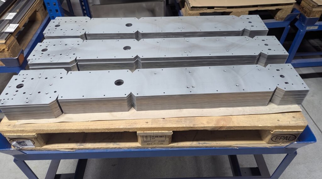 Lasergeschnittene Blechteile auf der Palette in der Fertigung der FUTRONIKA AG