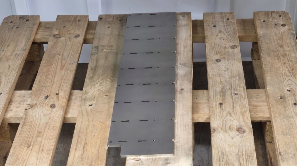Lasergestanztes Blechteil auf der Palette in der Fertigung der FUTRONIKA AG