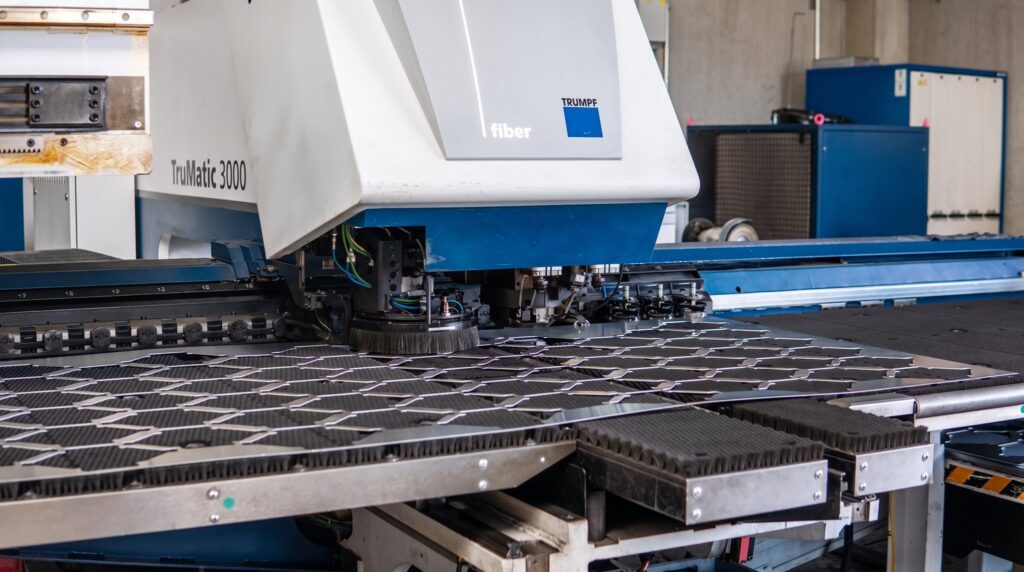 Laserstanzmaschine TruMatic in der Blechbearbeitung der FUTRONIKA AG
