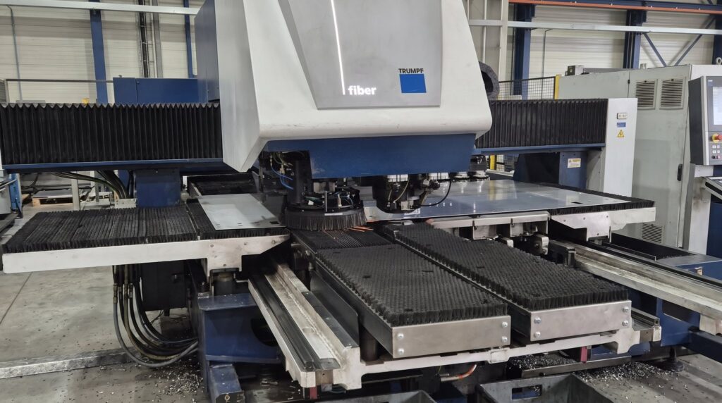 Laserstanzmaschine beim Zuschnitt von Blech bei FUTRONIKA in Brunnthal