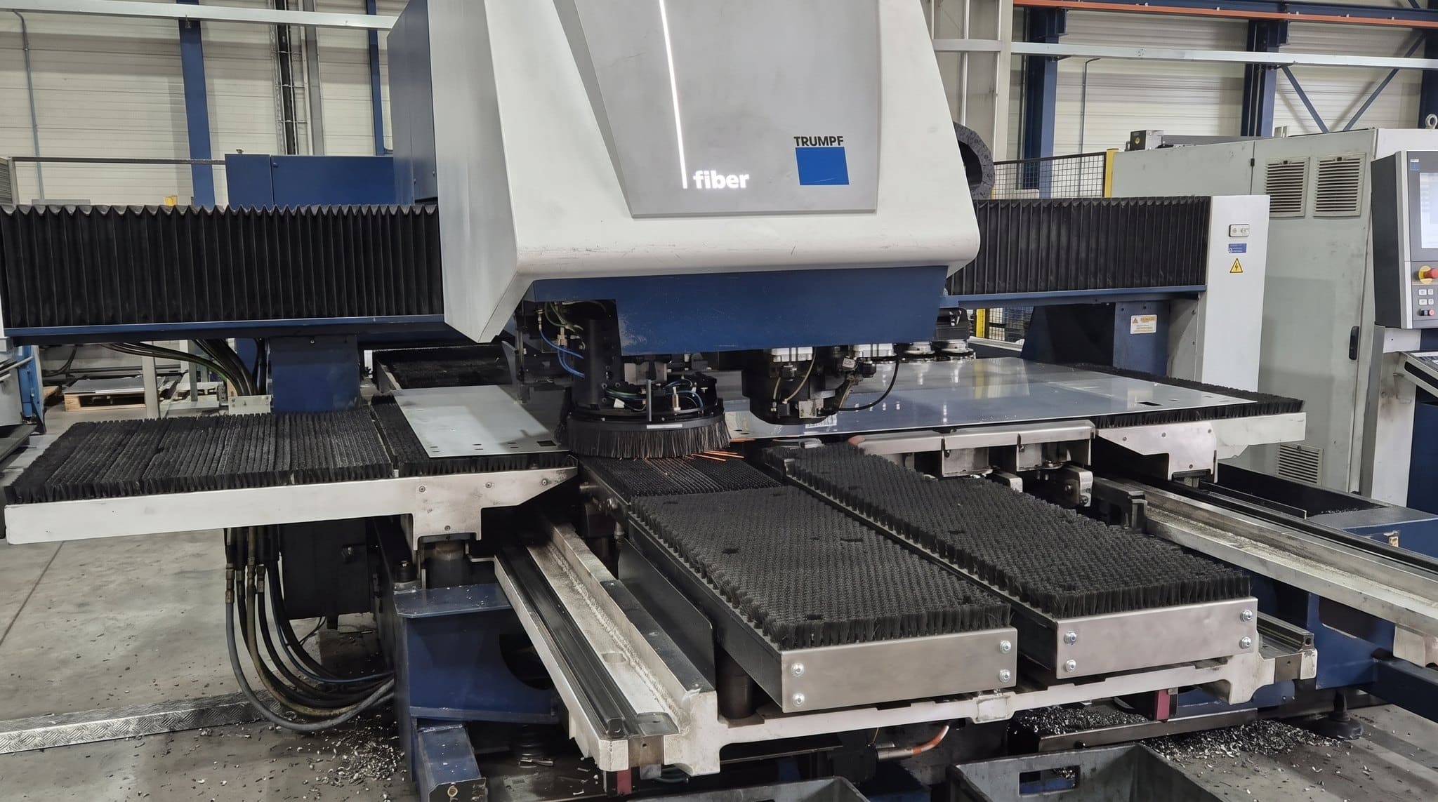 Laserstanzmaschine beim Zuschnitt von Blech bei FUTRONIKA in Brunnthal