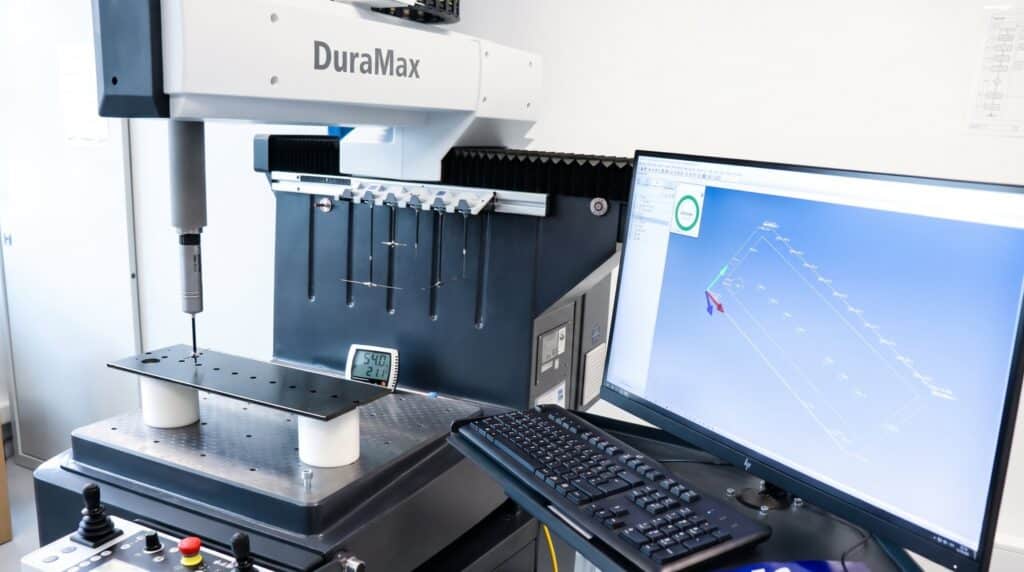 Messtechnik mit Koordinatenmessmaschine und Auswertung am Bildschirm bei FUTRONIKA