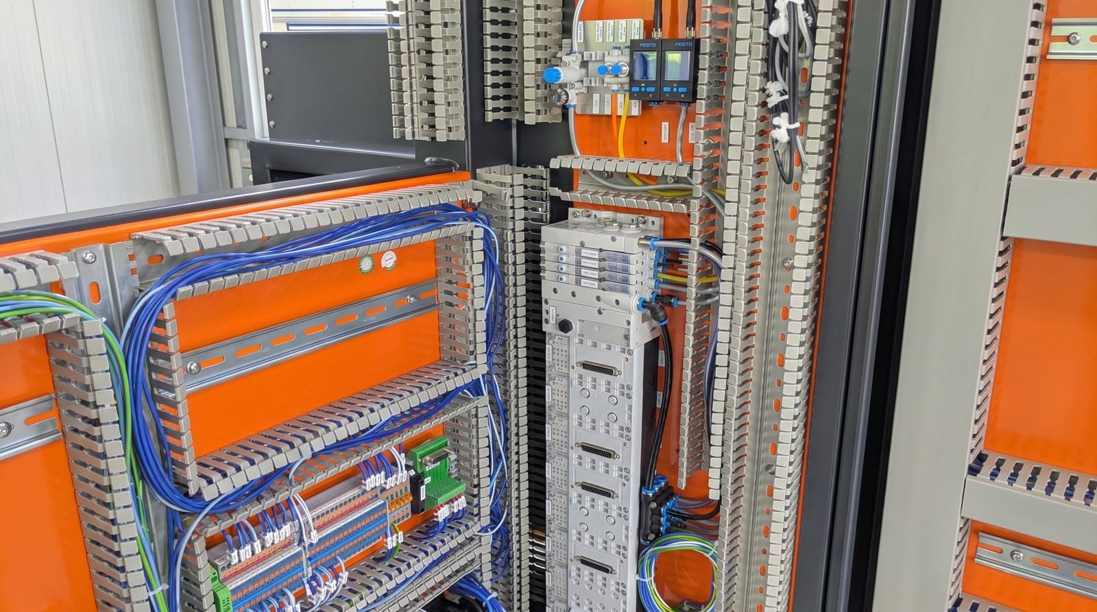Montage einer Sondermaschine bei FUTRONIKA in Brunnthal