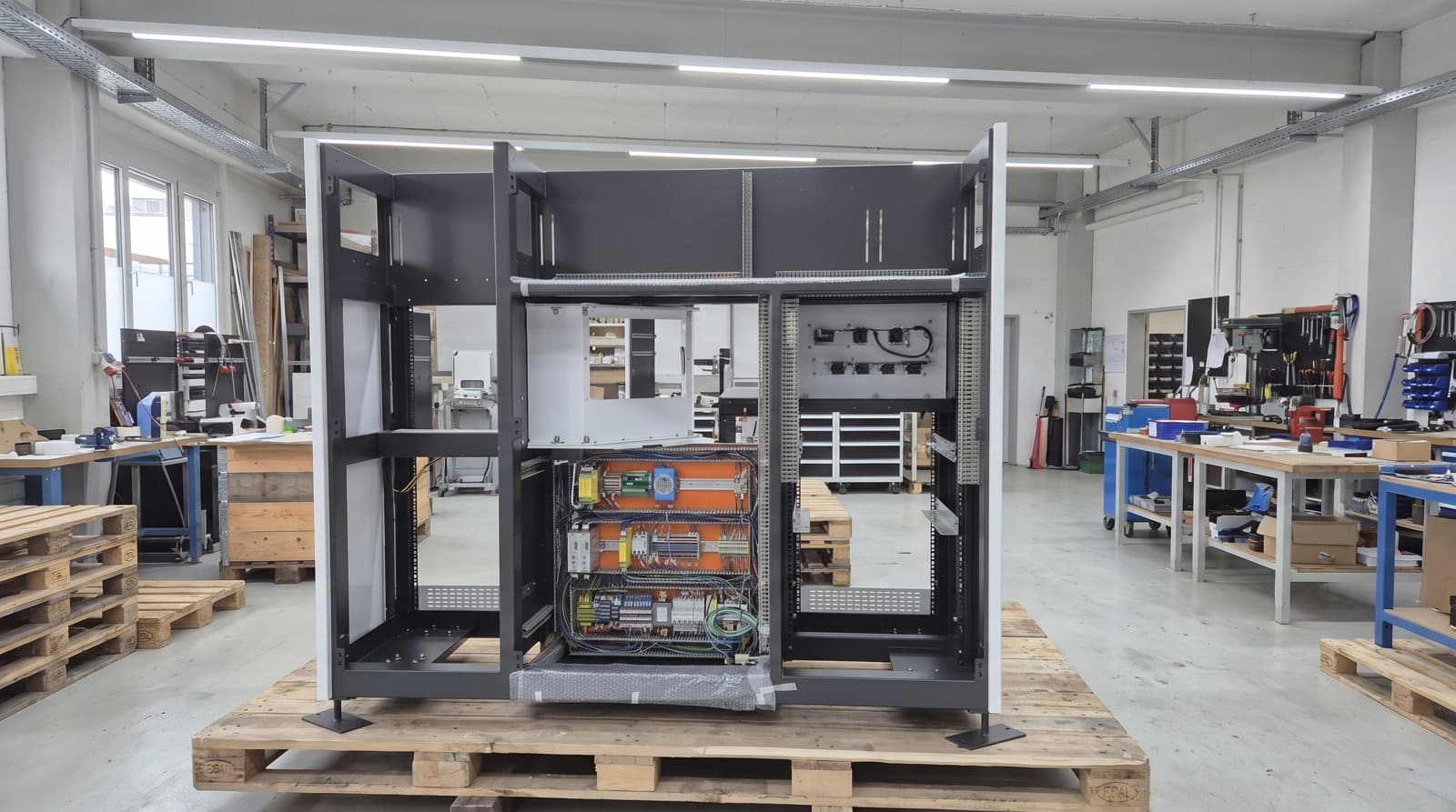 Montage einer Sondermaschine bei FUTRONIKA in Brunnthal