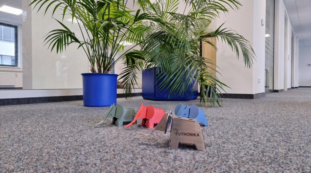 Pulverbeschichtete Blechteile in verschiedenen RAL-Farben, gefertigt bei FUTRONIKA