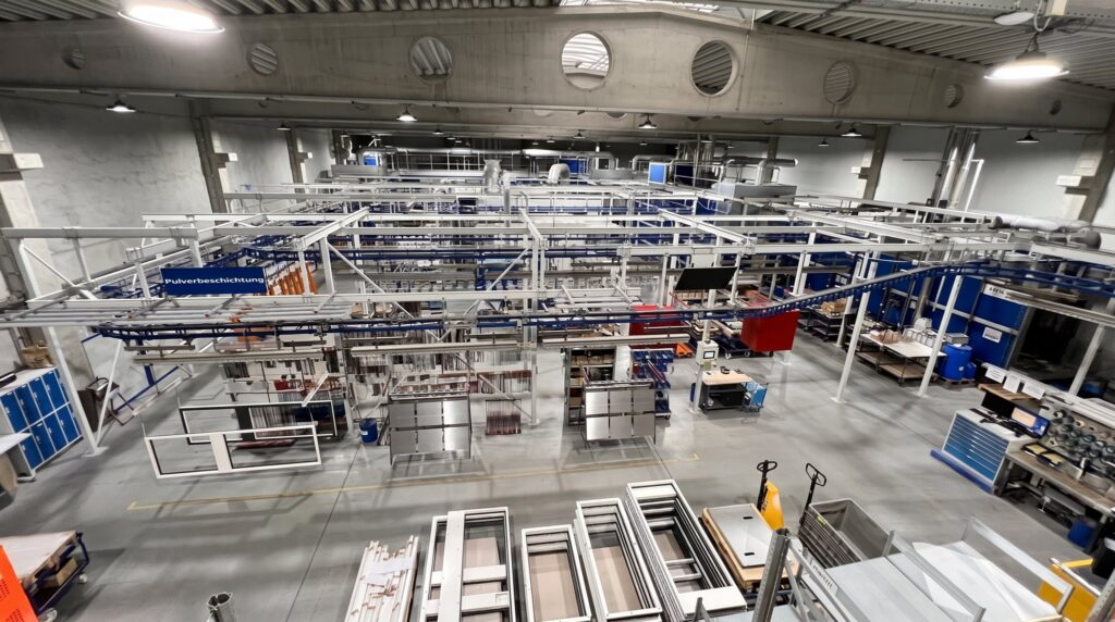 Pulverbeschichtungsanlage in der Halle der FUTRONIKA AG in Brunnthal