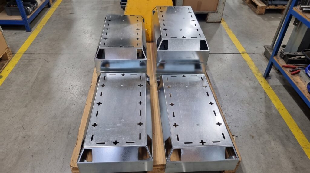 Verzinkte Blechteile vor der Beschichtung bei FUTRONIKA