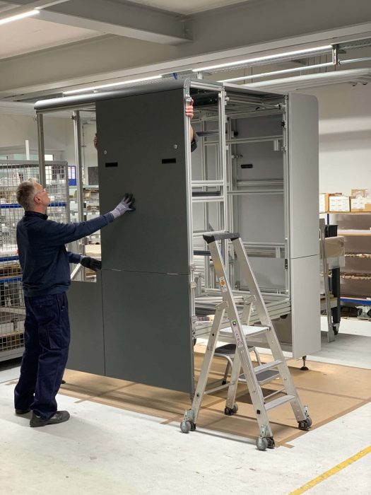 Futronika Mitarbeiter bei der Montage von Metallrahmen