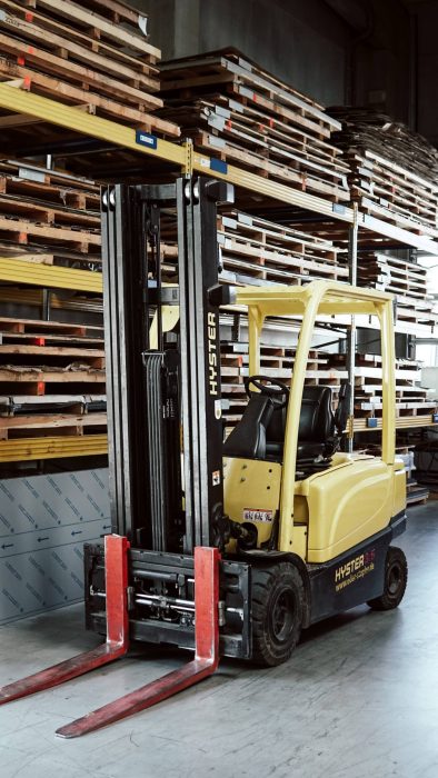 Fertigungsteile und Materiallager bei der FUTRONIKA AG