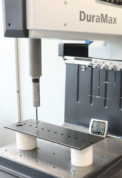 Koordinatenmessmaschine Zeiss DuraMax mit Blechteil in der Qualitätssicherung der FUTRONIKA AG